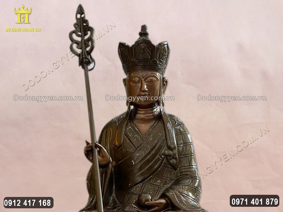 Gương mặt tr&ograve;n đầy ph&uacute;c hậu của Ng&agrave;i được chạm khắc sắc n&eacute;t
